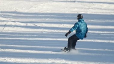 Kış parkta snowboard
