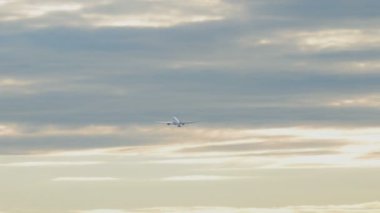 Uçak kalkıyor ve tırmanıyor.