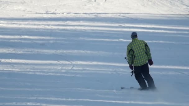 Χαλαρώστε σκιέρ στο χιονοδρομικό κέντρο στα βουνά — Αρχείο Βίντεο
