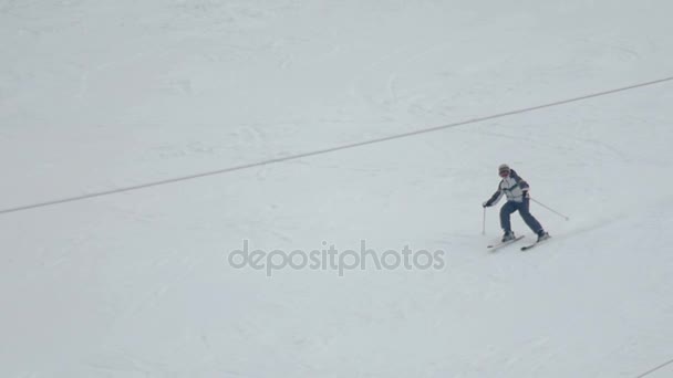 Skiër ontspannen in het skigebied van bergen — Stockvideo