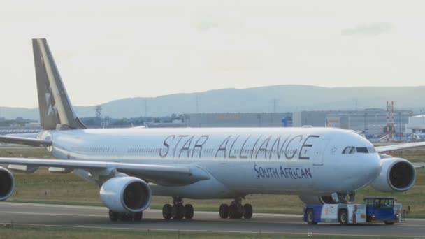 Airbus 340 remorquage du service — Video