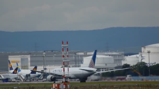 Boeing 777 επιταχύνει και απογείωσης — Αρχείο Βίντεο
