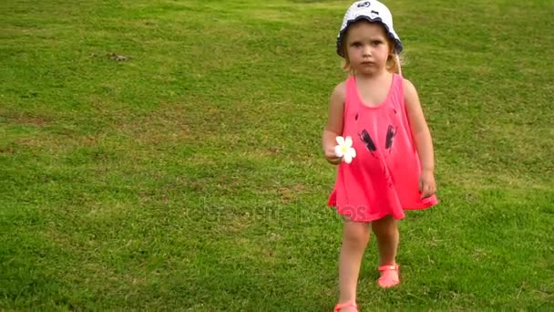 Маленька дівчинка з квіткою сливи — стокове відео