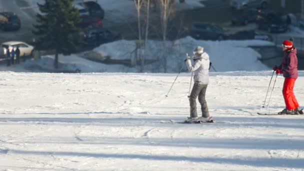 Kvinnliga skidåkare koppla av på bergen ski resort — Stockvideo