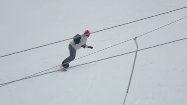 Сноубординг в зимовому парку — стокове відео
