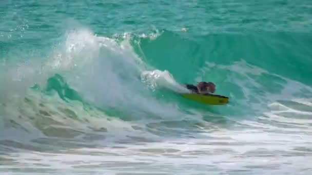 Surfer na falach — Wideo stockowe