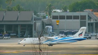 Turboprop uçak Taksilemek başlar