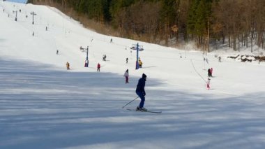 Turistler dağlar Kayak Merkezi sakin ol.