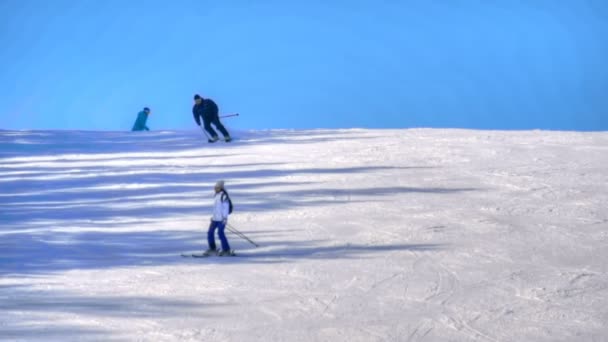 Touristen entspannen im Skigebiet in den Bergen — Stockvideo