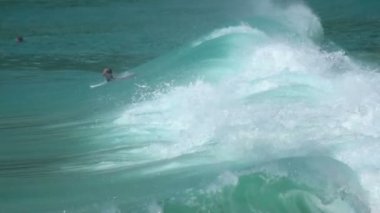 Büyük dalgalar sörfçü için