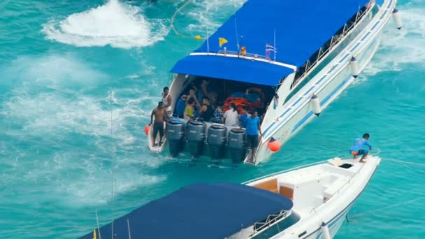 Motorbåt närmar sig stranden Similan-öarna — Stockvideo