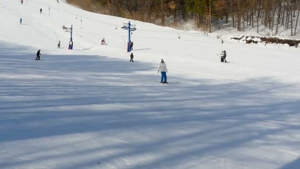 Los turistas se relajan en la estación de esquí de montaña — Vídeo de stock