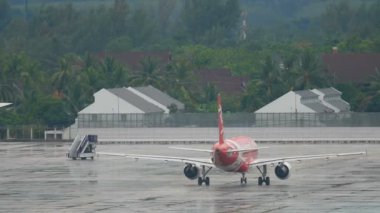 Airasia uçak üzerinde Taksilemek önlük ıslak