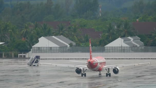 AirAsia flygplan taxning på våt förkläde — Stockvideo