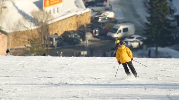 Skier розслабитися в горах гірськолижного курорту — стокове відео