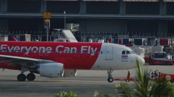 Airasia-Flugzeug bereit zum Abflug — Stockvideo