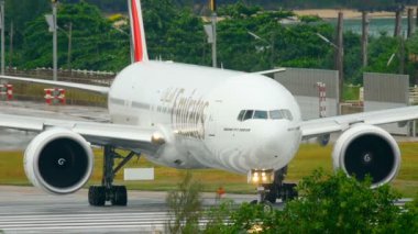 Uçak kalkmadan önce piste dönün.