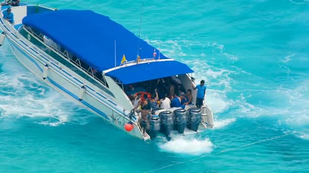 Motorbåt närmar sig stranden Similan-öarna — Stockvideo