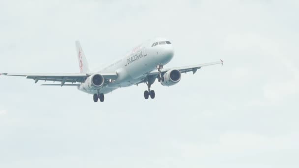 Airbus 321 aterrizando en el aeropuerto de Phuket — Vídeos de Stock