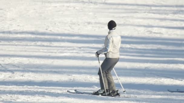 Sciatore rilassarsi presso la stazione sciistica di montagna — Video Stock