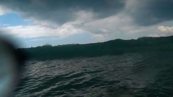 Wellen am Strand von Nai Harn, Thailand — Stockvideo