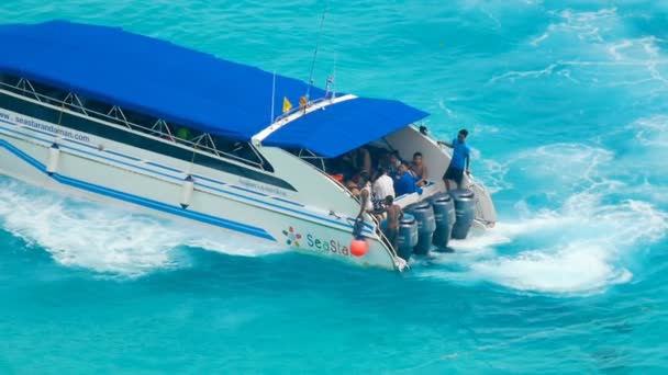 Motorbåt närmar sig stranden Similan-öarna — Stockvideo