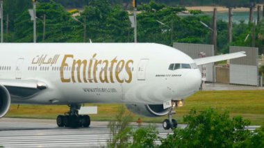 Uçak kalkmadan önce piste dönün.