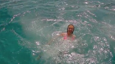 Okyanusta yüzmeye Çift