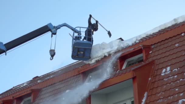 除雪的建筑物屋顶上的工人 — 图库视频影像