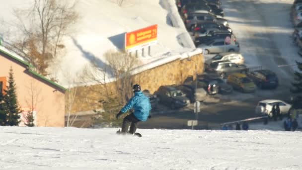 Snowboard en el parque de invierno — Vídeo de stock