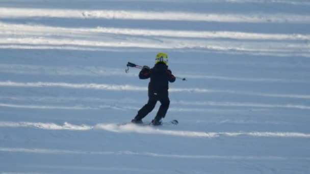 Χαλαρώστε σκιέρ στο χιονοδρομικό κέντρο στα βουνά — Αρχείο Βίντεο