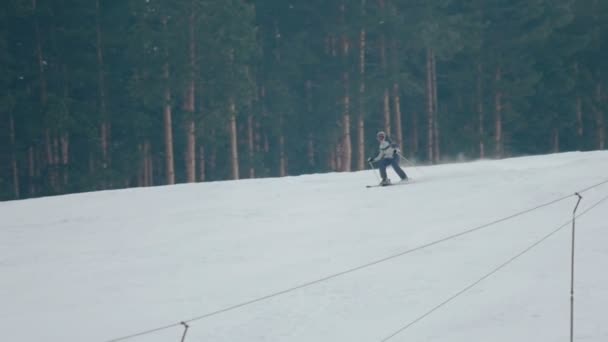 Instructor de esquí enseña a un niño a esquiar — Vídeos de Stock