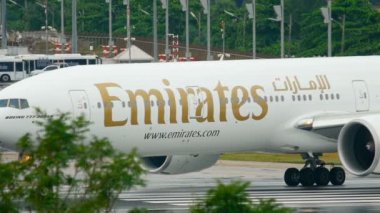 Uçak kalkmadan önce piste dönün.