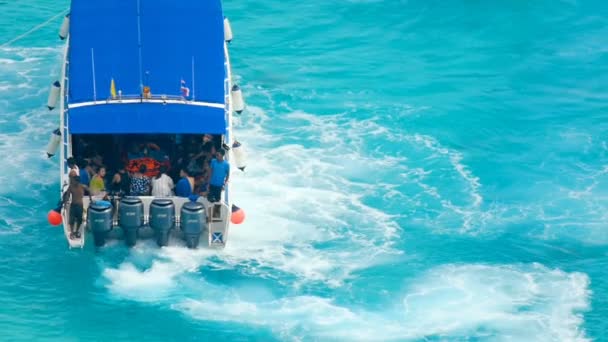 Člun se blíží pláži Similanské ostrovy — Stock video