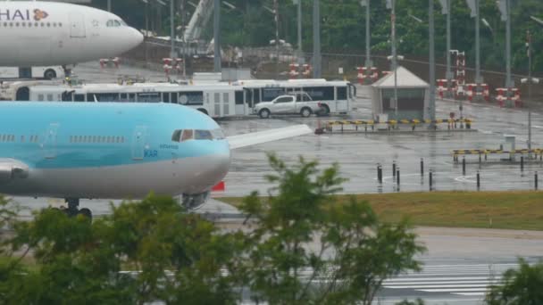 Avion tourner piste avant le départ — Video