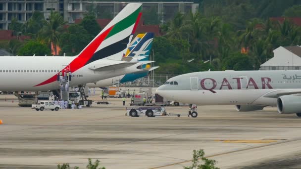 Flugzeug-Airbus 330 vor Abflug abgeschleppt — Stockvideo