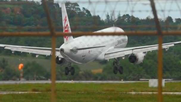 Airbus 321 lądowania na lotnisku w Phuket — Wideo stockowe