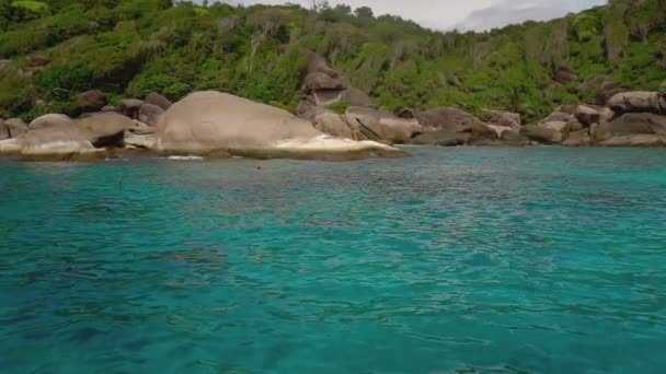 Mergulho de snorkel na água azul-turquesa clara — Vídeo de Stock