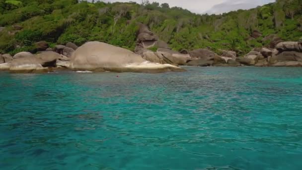 Buceo en el agua turquesa transparente — Vídeo de stock