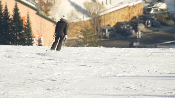 Skiërs ontspannen in het skigebied van bergen — Stockvideo