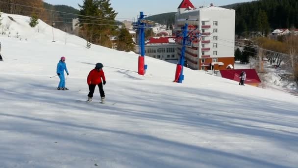 Οι τουρίστες να χαλαρώσετε στο χιονοδρομικό κέντρο στα βουνά — Αρχείο Βίντεο