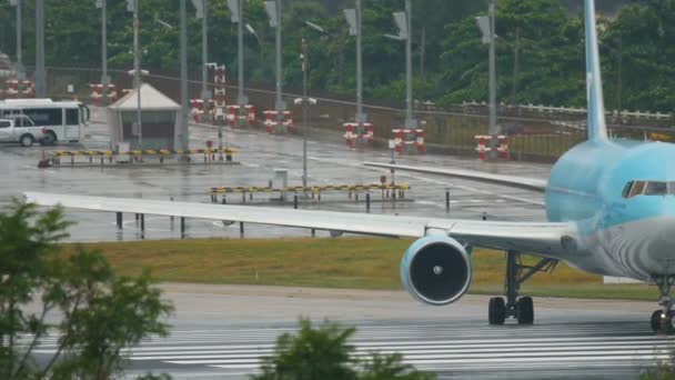 飞机起飞前转向跑道 — 图库视频影像
