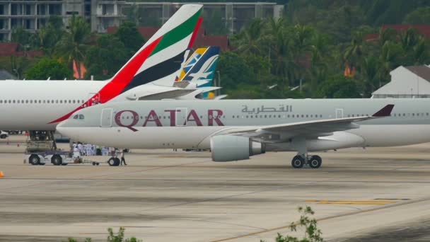 Flugzeug-Airbus 330 vor Abflug abgeschleppt — Stockvideo