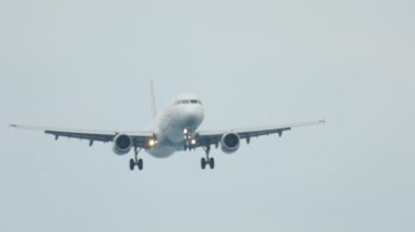 Airbus 321 Phuket havaalanına iniş