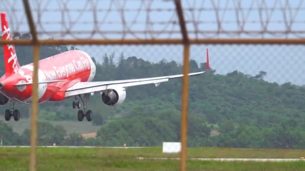 Airbus 320 landning på Phuket flygplats — Stockvideo