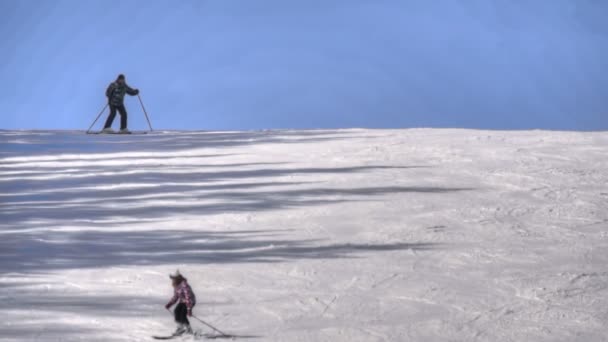 Turister koppla av på bergen ski resort — Stockvideo