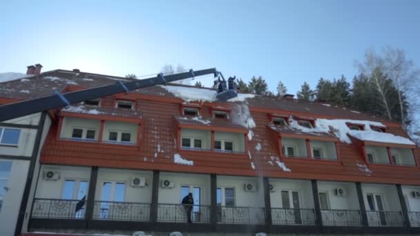 Trabalhador removendo neve no telhado do edifício — Vídeo de Stock