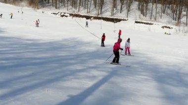 Turistler dağlar Kayak Merkezi sakin ol.