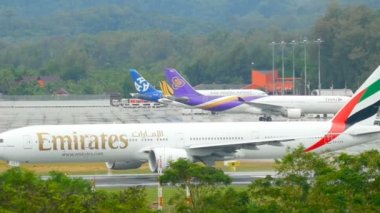 Uçak kalkıştan önce hızlansın.