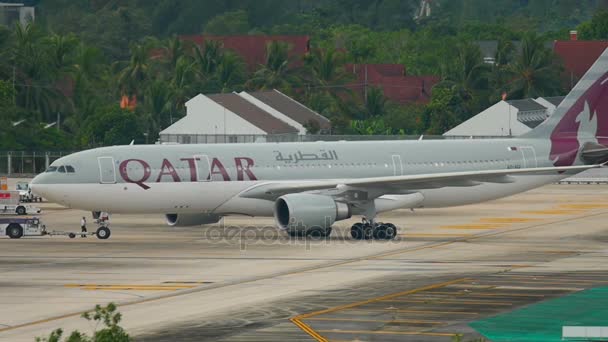 Uçak Airbus 330 gidiş daha önce çekme. — Stok video